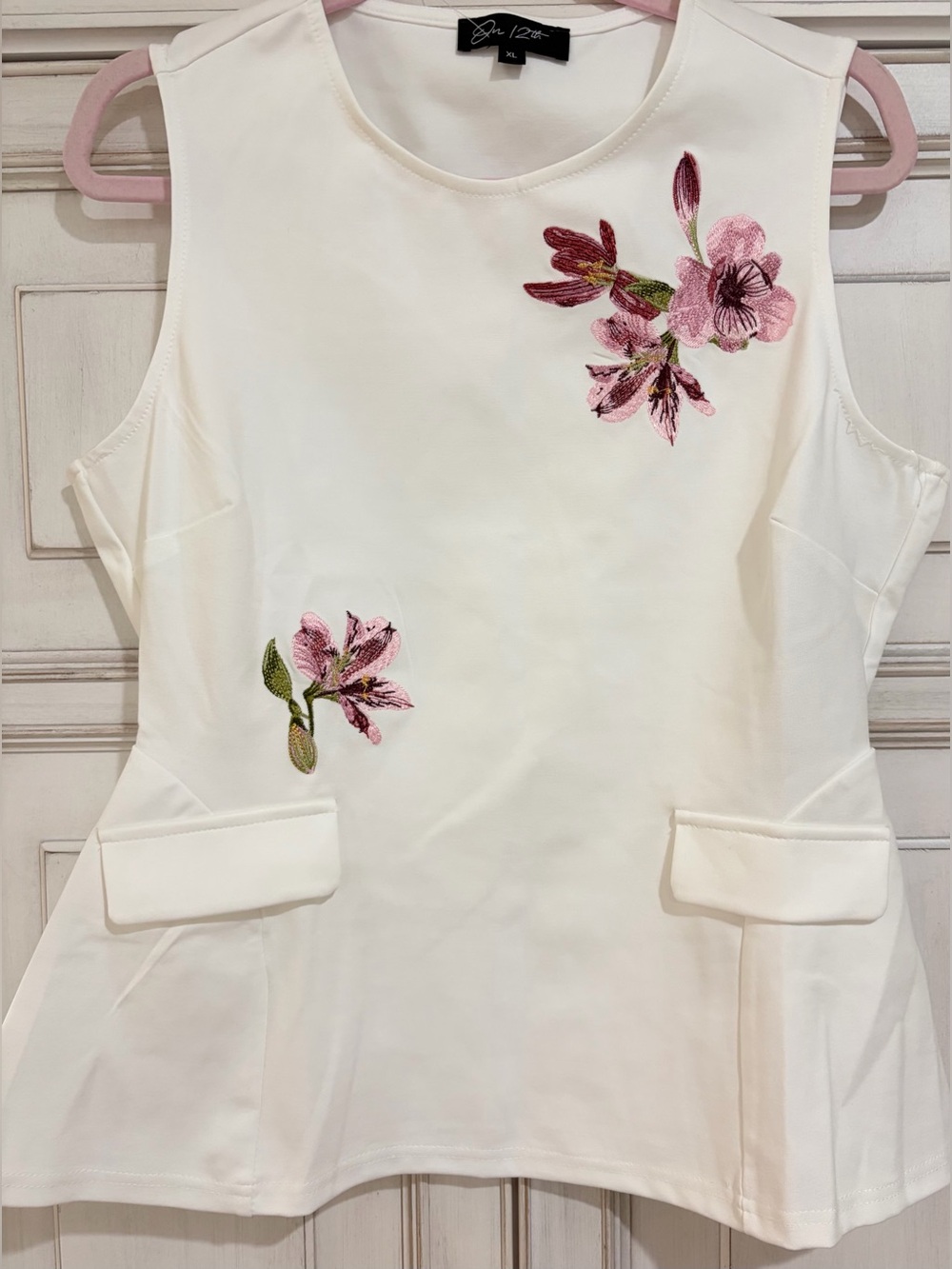 NEW never washed or worn SZ XL On 12th White Sleeveless Floral Applique Vest top